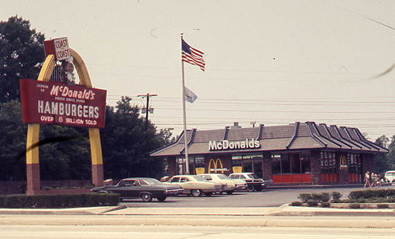 Mansard Roof yang disesuaikan dari bangunan Red & White yang direnovasi tahun 1970 menampilkan tanda jalan Speedee tradisional.