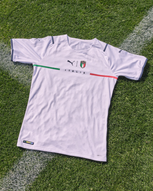 21-SS-PR-TS-Football-Italy-Away-Shirt-1080x1350px-0451