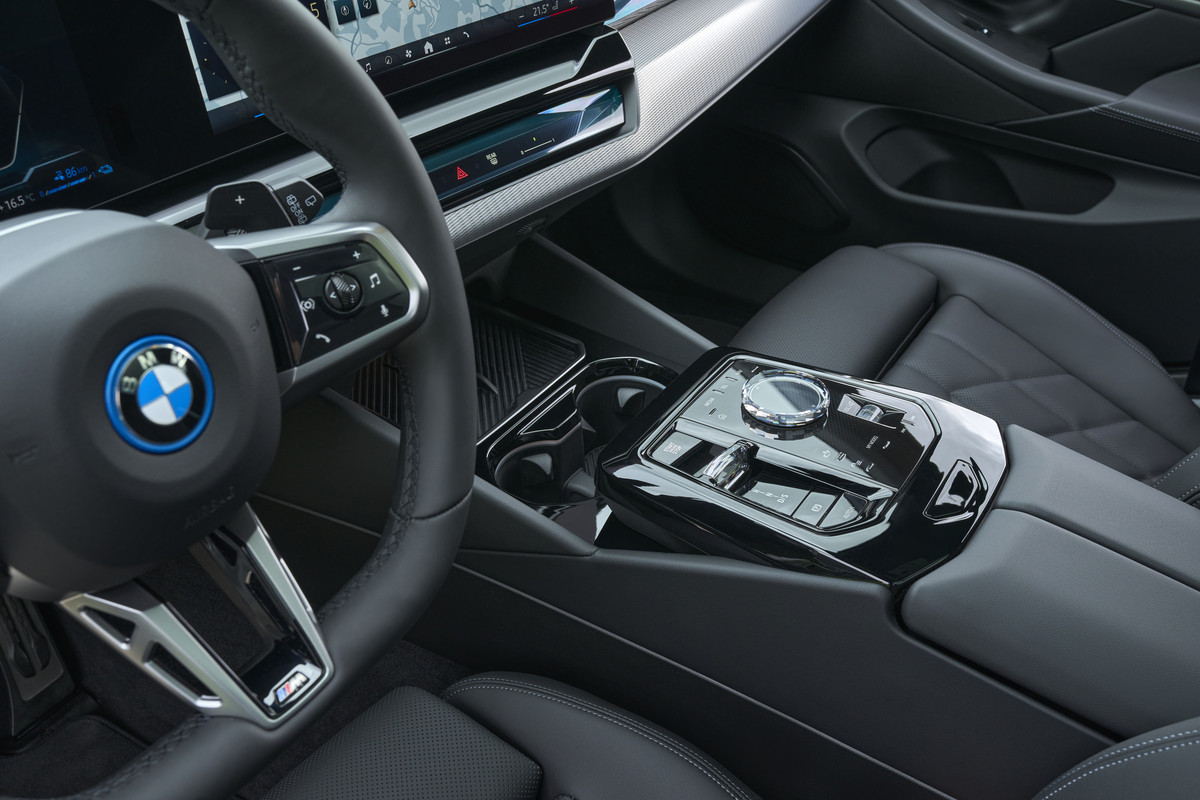 P90551906_highRes_the-new-bmw-530e-tou