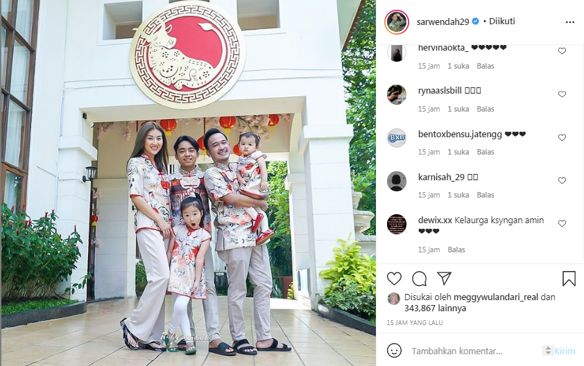 Potret bahagia Sarwendah dan keluarga saat rayakan Imlek