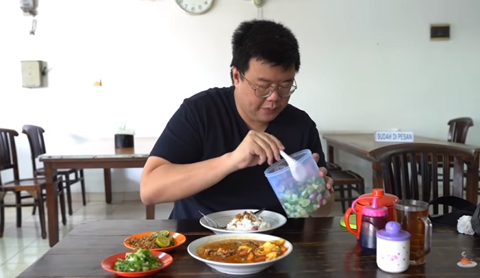 Youtuber Anak Kuliner saat mencicipi sajian Soto Betawi Sambung Nikmat.