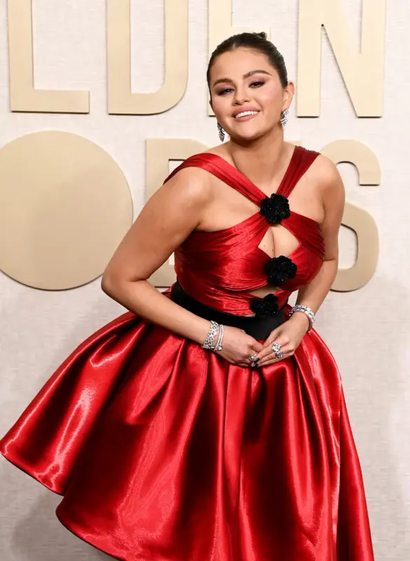 https://i.postimg.cc/FzpHG0gm/Selena-gomez-Golden-Globes-2024-3.webp