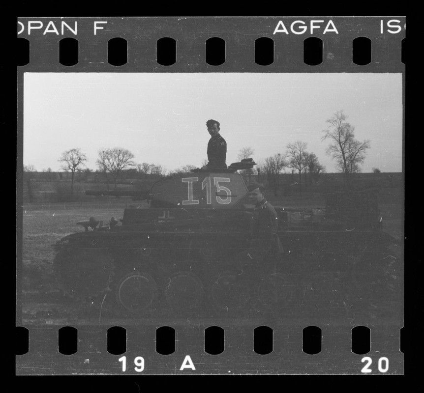 Negativ (no photo), Soldaten am Panzer