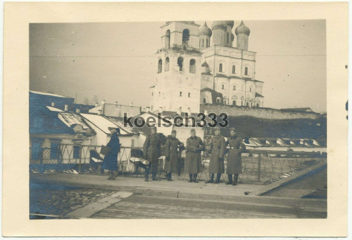 Foto Soldaten der Wehrmacht auf der Brücke vor der Kirche in Pleskau Russland