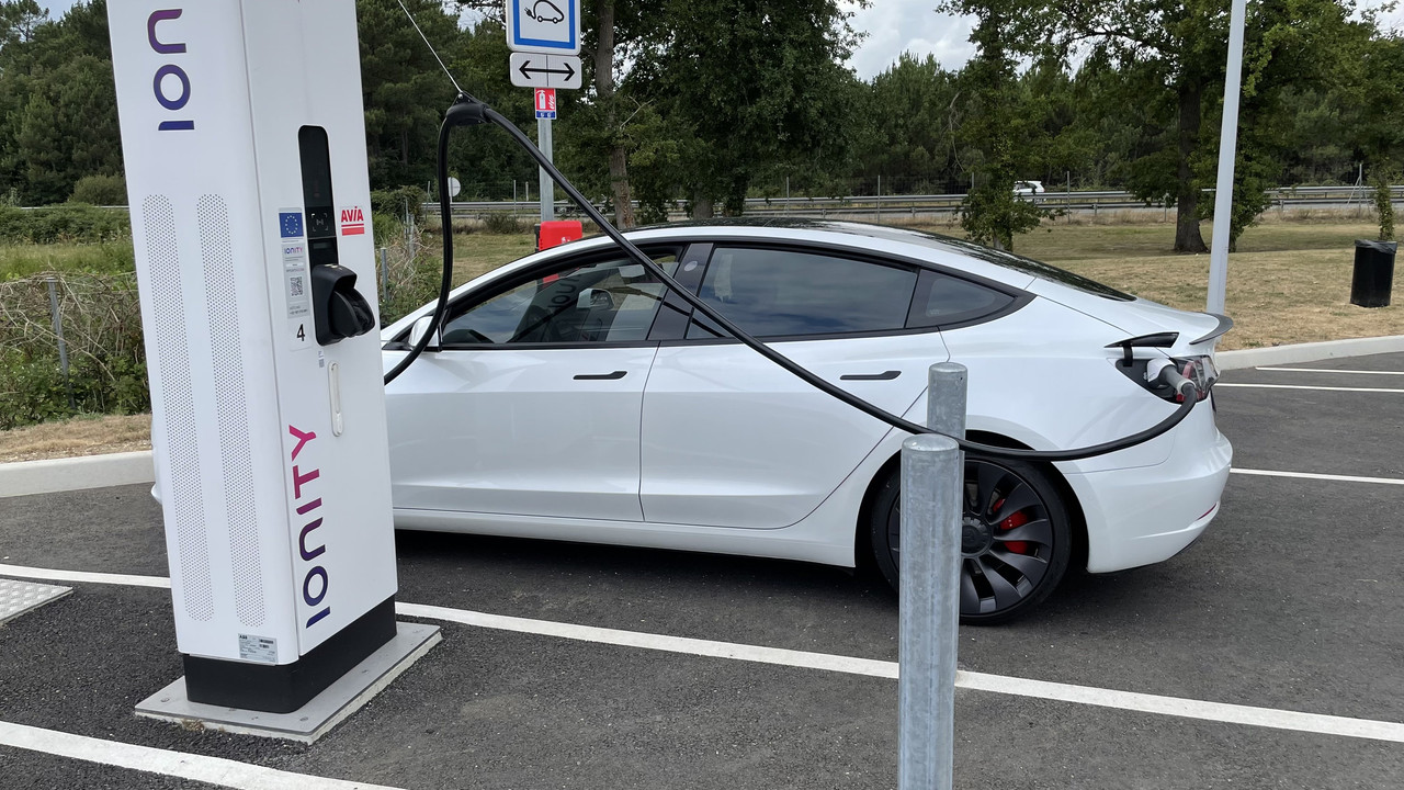 3E6388FF-B463-4D3D-882D-5EC7154977F9_1_201_a