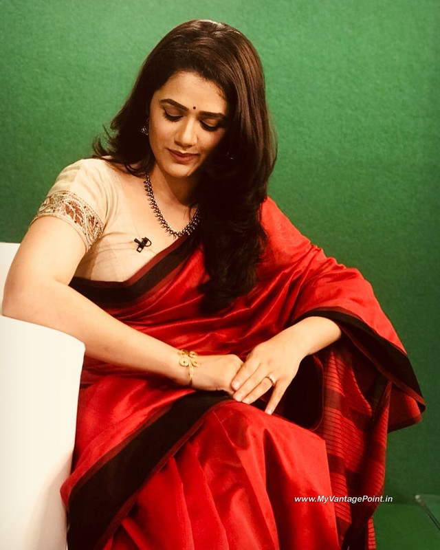 5-Girija-Oak-Godbole-Photos-Wallpapers-in-Red-Saree-My-Vantage-Point