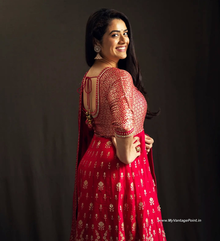 10-Girija-Oak-Godbole-Photos-Wallpapers-in-Red-Saree-My-Vantage-Point