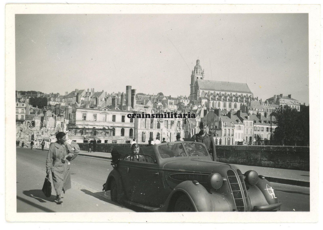 Orig. Foto Offizier in BMW Pkw mit Wappen auf Loire Brücke BLOIS Frankreich 1940