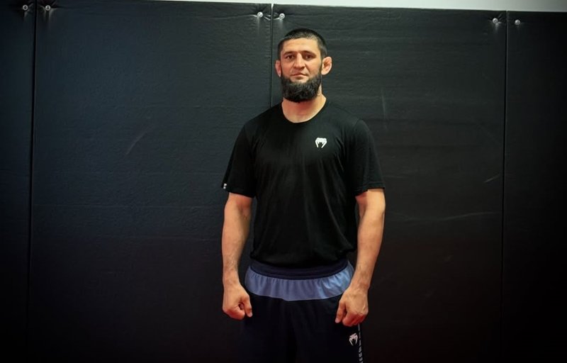 Хамзат Чимаев спира с ММА при победа в UFC 319 ?
