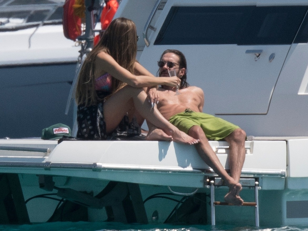 heidi-klum-on-a-yacht-in-cannes-51918-8