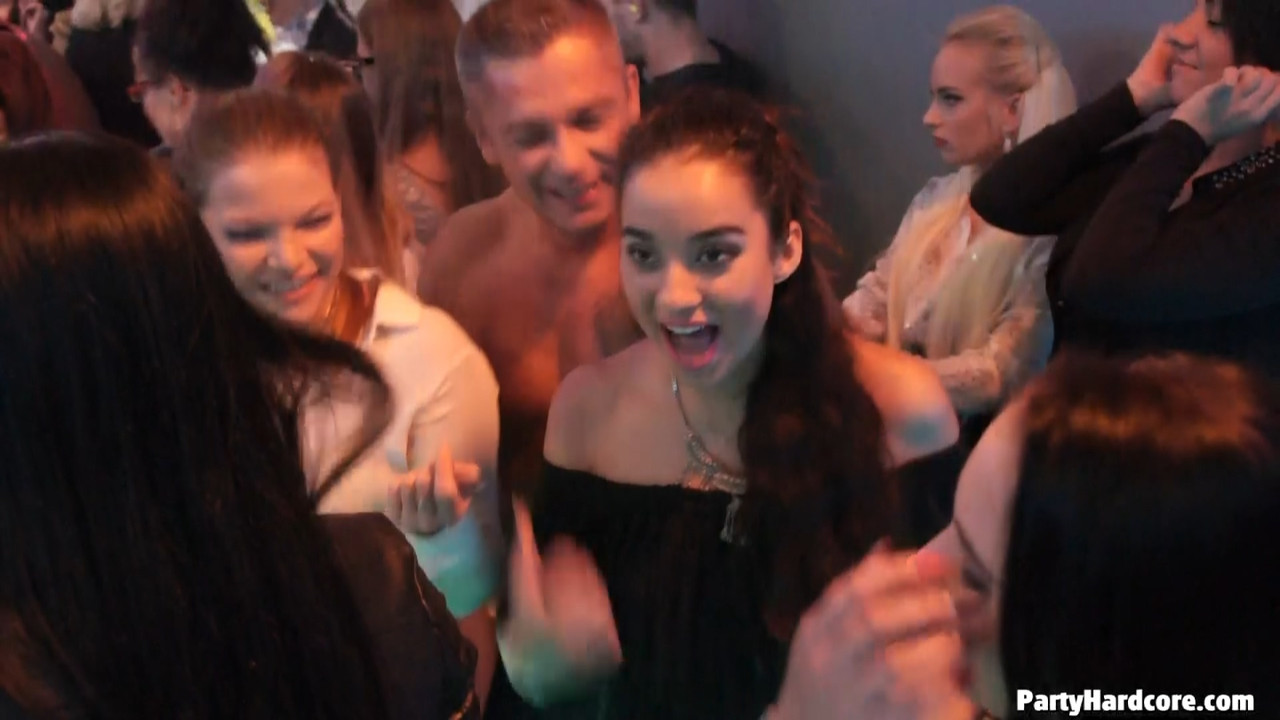 Party Hardcore Gone Crazy Vol 31 Part 1 - Cam 2_18.mp4_20220710_220546.355