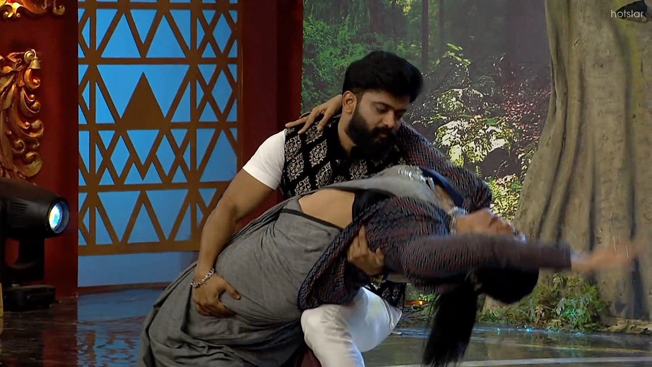 Shweta Menon Sizzling Navel show in Saree-Comedy Stars.mkv_snapshot_02.30.811