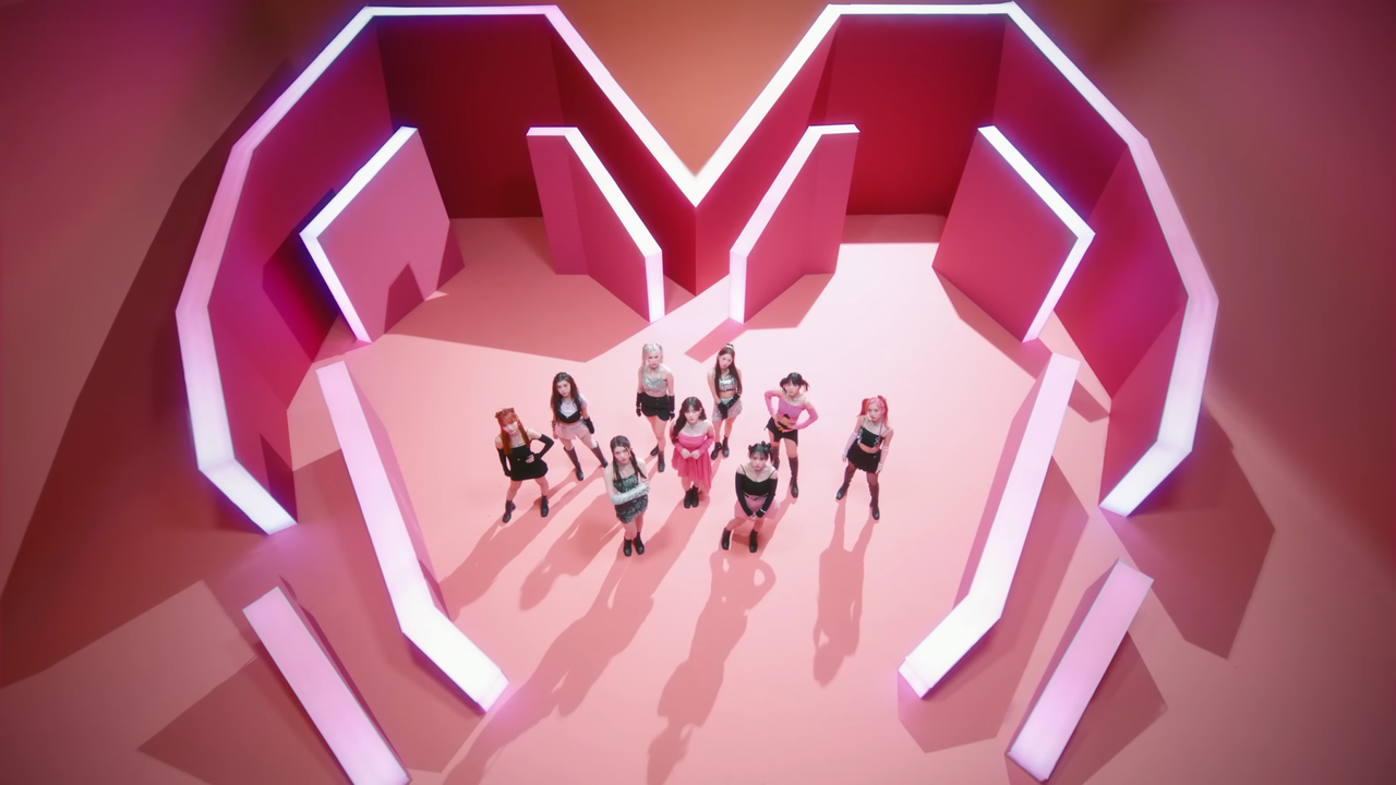 Kep1er 케플러 l 'Giddy' M_V (2160p_24fps_AV1-128kbit_AAC).mp4_000185560