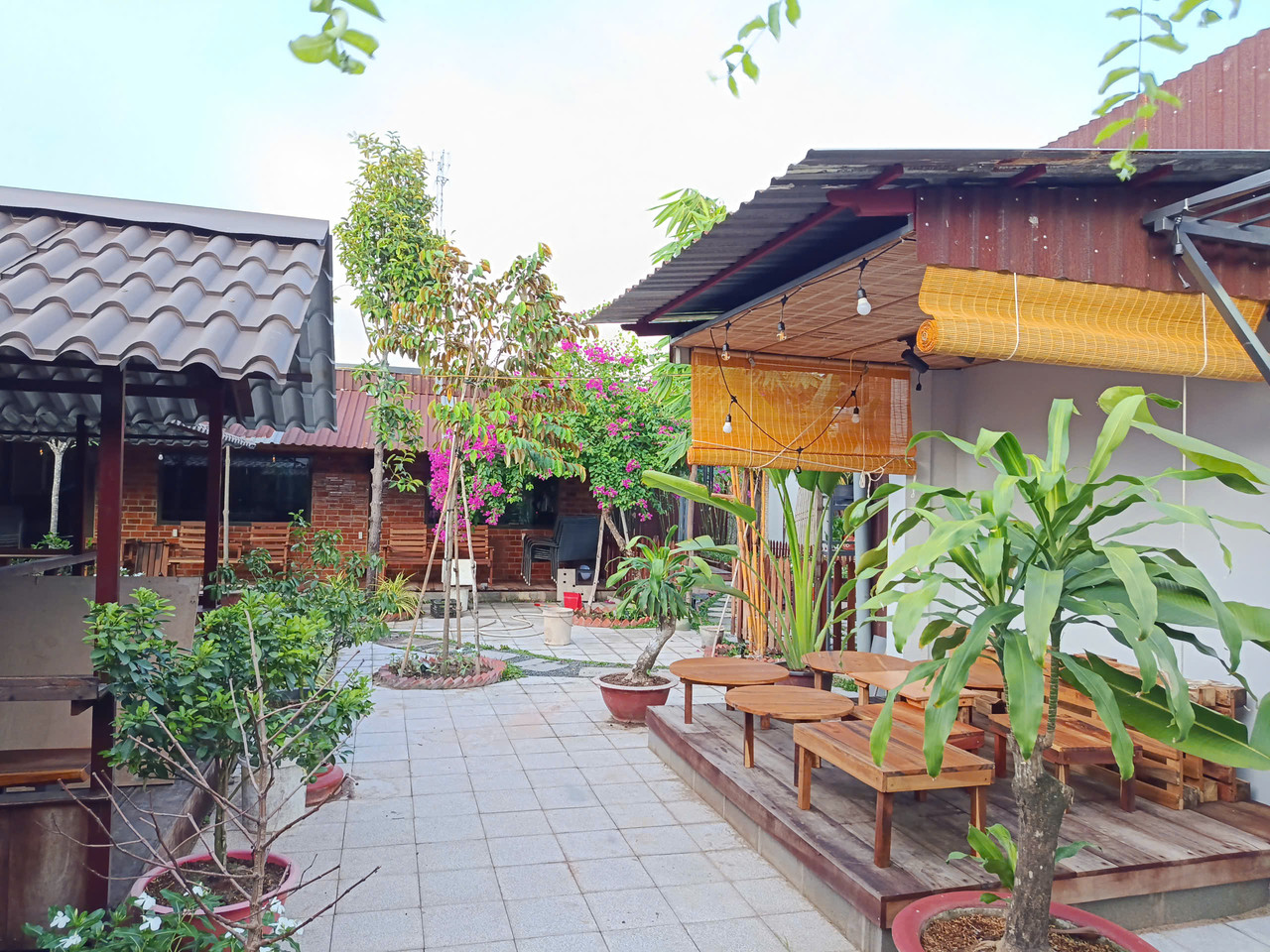 Hình minh họa không gian cafe yên tĩnh với bàn ghế tối giản