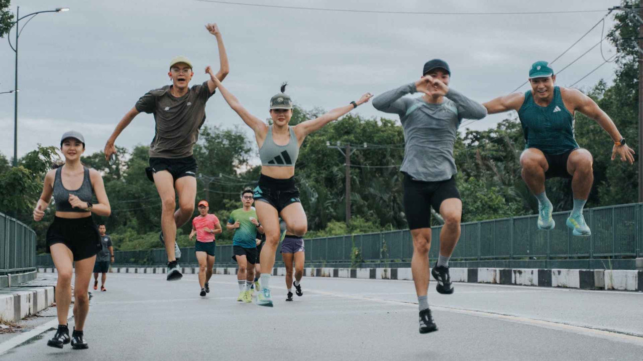 Nhóm runner Fox Run nhảy ăn mừng sau buổi chạy, thể hiện cường độ tập luyện cao