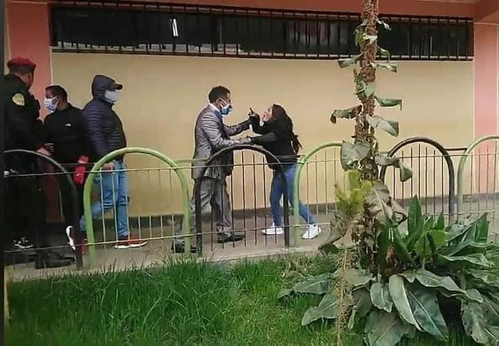 Hijos atacan con pintura a su padre en su segunda boda; no pagaba pensión