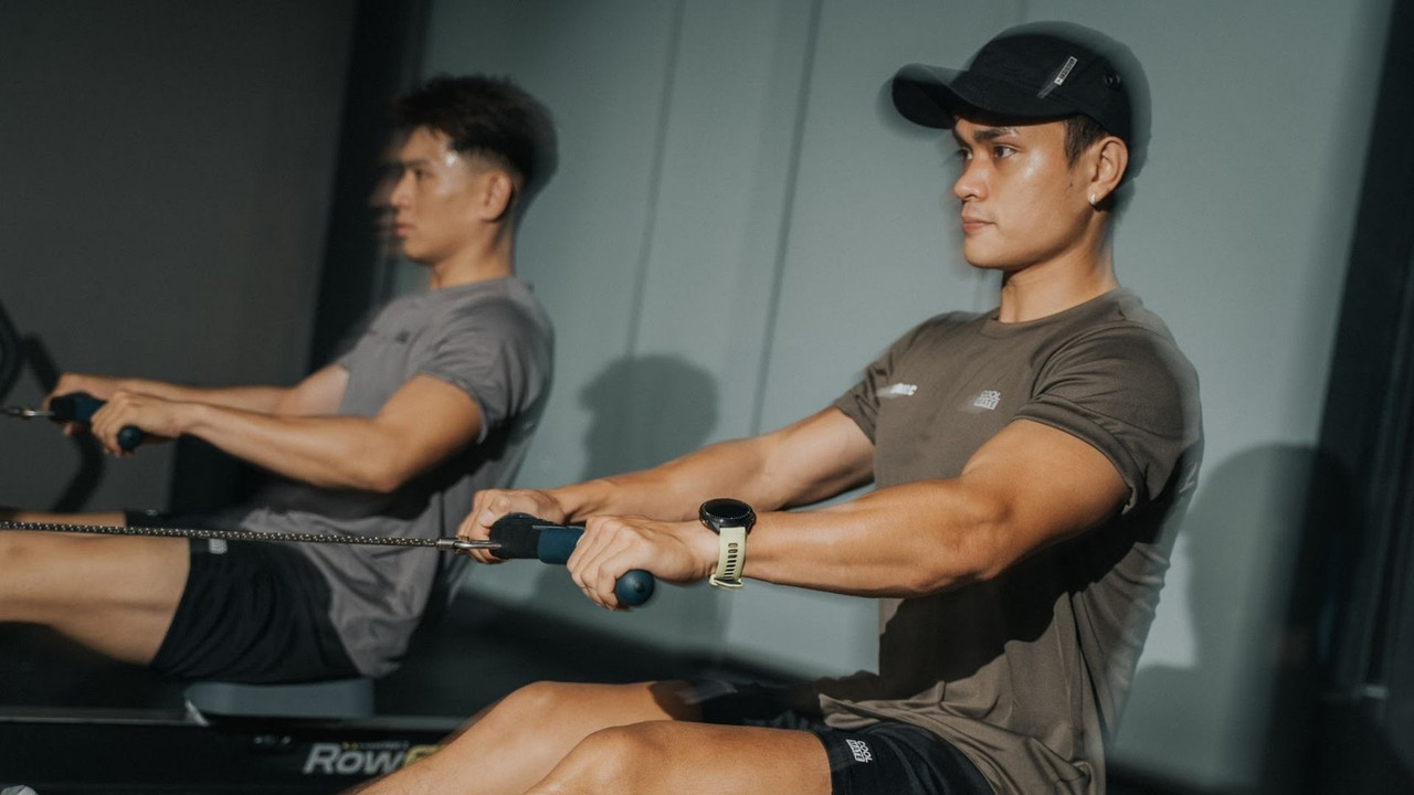 HYROX cho người mới - luyện tập trạm Row trên máy chèo tại phòng gym