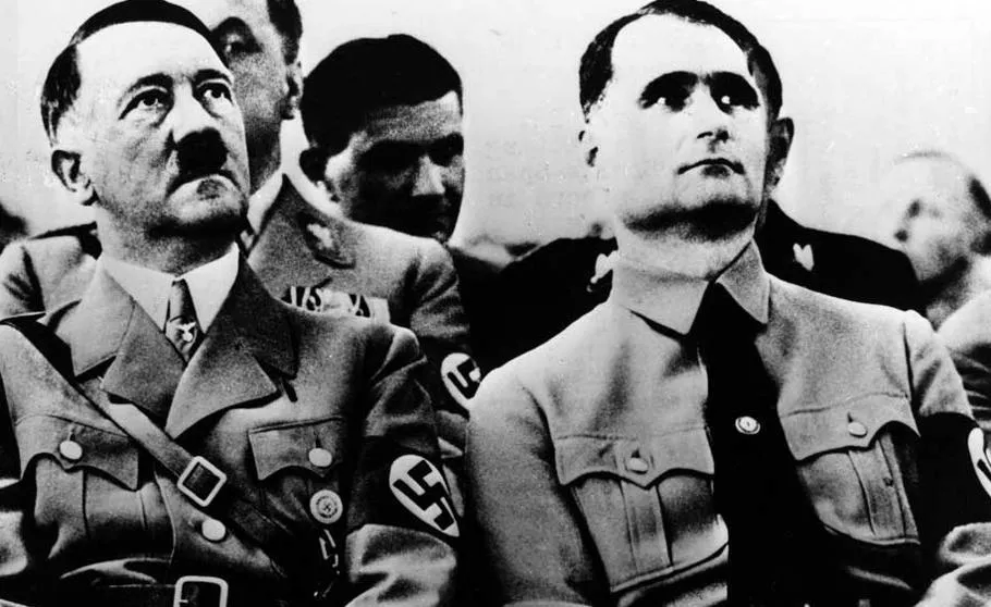 Adolf Hitler junto a su lugarteniente adjunto Rudolf Hess, durante un míting del partido celebrado en 1941