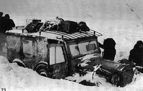 El mismo coche hundido en la nieve. Enero 1942