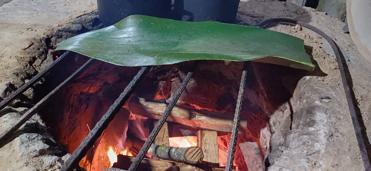 Horno de piedra al rojo vivo listo para la cama de maguey