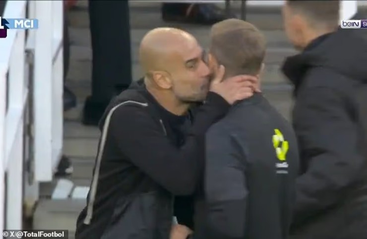 Khó tin: HLV Guardiola hôn má trọng tài gây sốc ở trận Arsenal – Man City
