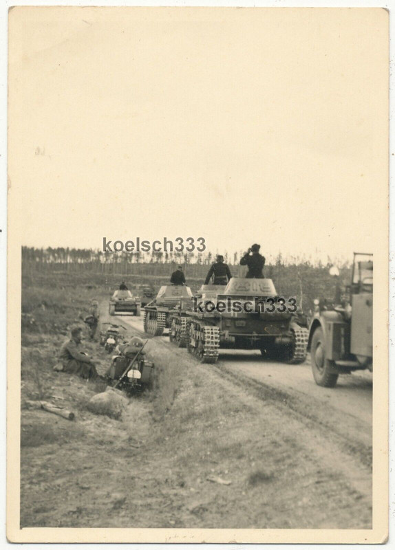 Foto Kradschützen beobachten Panzer II Kolonne an der Narwa Front in Estland
