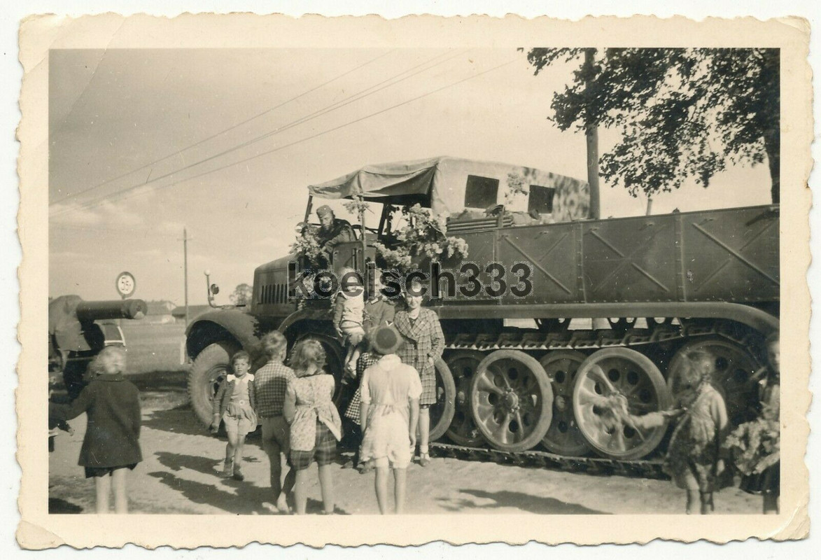Foto Kinder vor einer Panzer Halbkette in Neuhof Ostpreußen Artillerie Abt. 637