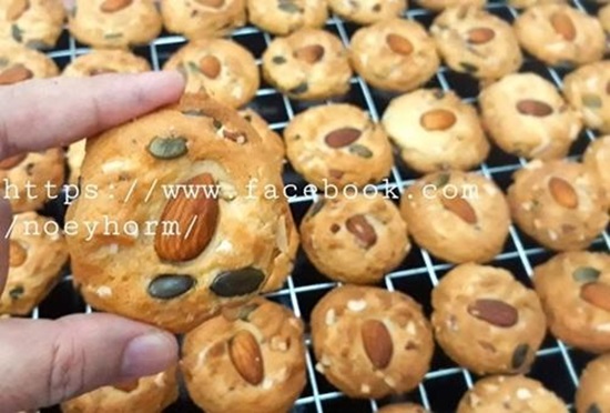 คุ้กกี้เนยสดหน้าอัลมอนด์ Almond butter cookies 18767748-7