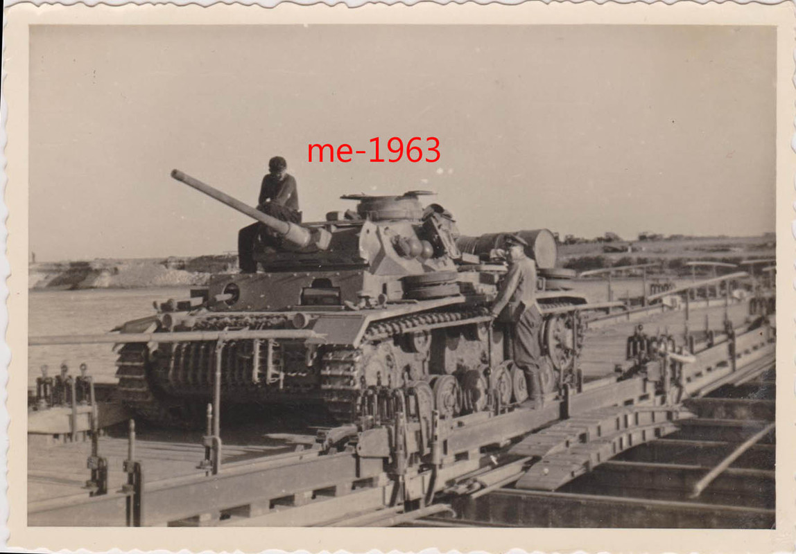 1943 Panzer III vom Panzer Regiment 3 überquert 
