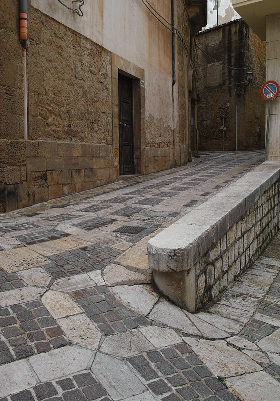 Ilustrasi rumah di Kota Salemi, Sisilia, Italia.