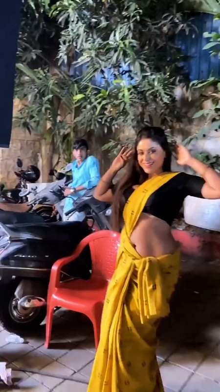 Sneha Paul Sexy navel and boobs in yellow saree.mp4_snapshot_00.38.000