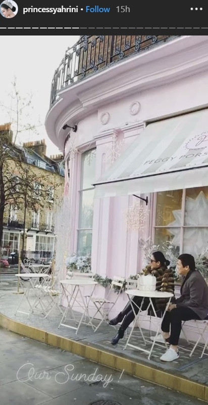 Syahrini dan Reino Barack berpose mesra saat liburan di London