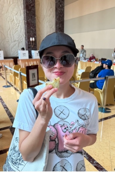 Sandra Dewi makan makanan ringan pada saat di dalam TPS.