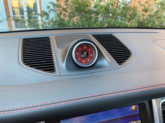 Moscou, Russie - 23 avril 2019 : intérieur d'une voiture de sport Porsche.  Chronomètre de sport avec horloge électronique ou horloge classique  analogique au choix. Options d'installation sur le tableau de bord