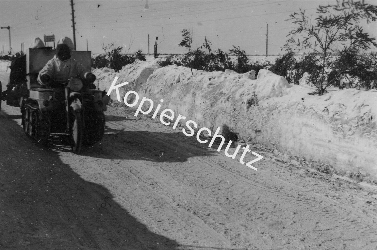 Russland Wolchow 1942 Sanitäter Verwundete Krad