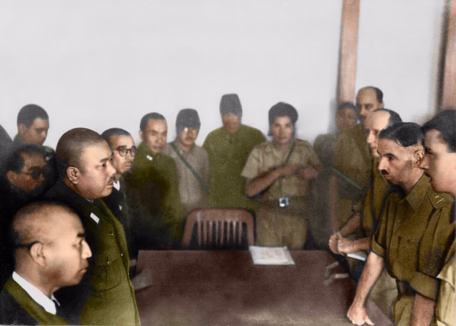 El Teniente General Yamashita y el Teniente General Percival durante la firma de la rendición de malasia