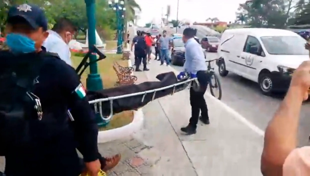 Pria digotong petugas akibat diterkam buaya