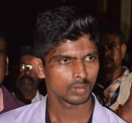 జగన్ కోడి కత్తి కేసుపై ఆసక్తిని పెంచుతున్న తాజా ఘటనలు! జగన్ కోడి కత్తి కేసుపై ఆసక్తిని పెంచుతున్న తాజా ఘటనలు!