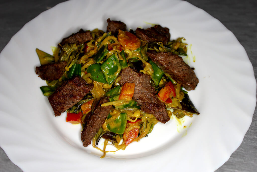 Gemüse-Wokpfanne mit Rinderhüftsteak Gemüse-Wokpfanne mit Rinderhüftsteak