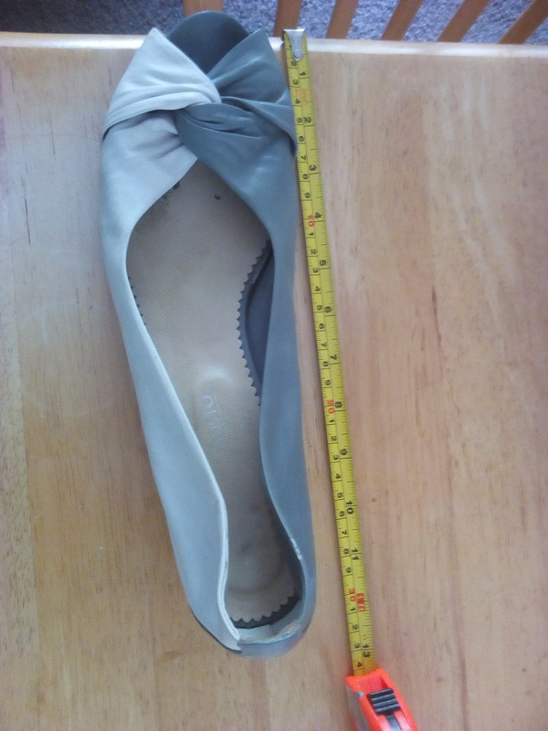 Ekaterina_Lisina_giant_shoes_Pw7iGO