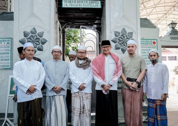 Momen Menaprekraf Sandiaga Uno saat mengunjungi makam Sunan Ampel di Surabaya, Kamis (25/5/2023).