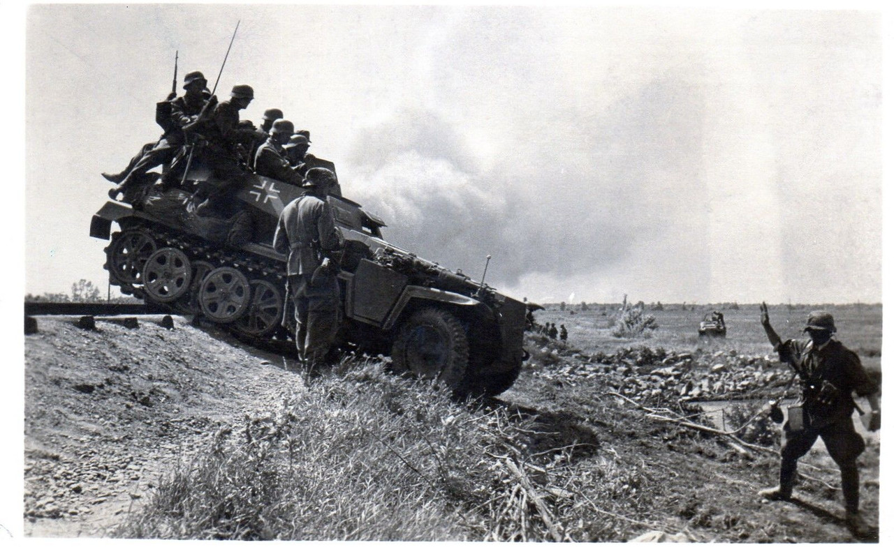 Deutsche Schutzenpanzerwagen 250 PK über Bahndam