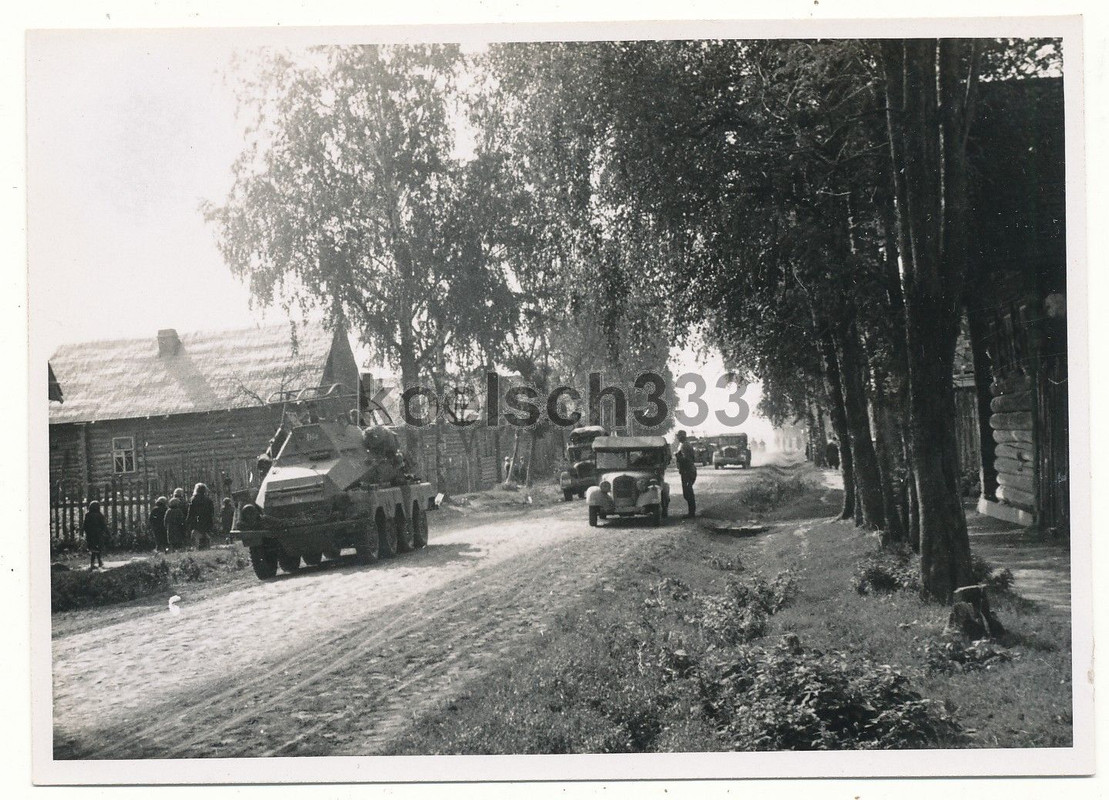 Foto Funk Panzerspähwagen und Fahrzeuge der 10. Panzer Div. in R