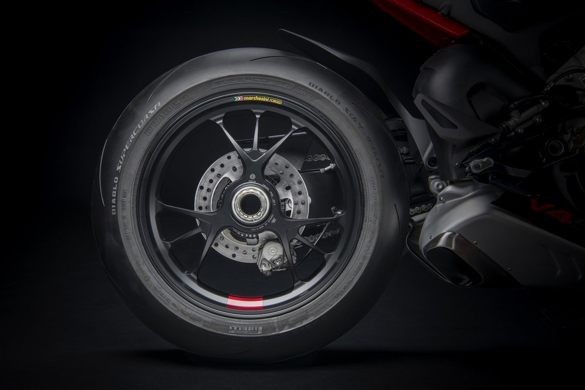 Супербайк Ducati Panigale V4 2022