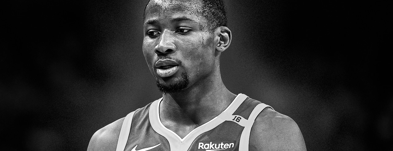 Close-up de Jonathan Kuminga suado durante uma partida do Golden State Warriors, com expressão séria e concentrada.