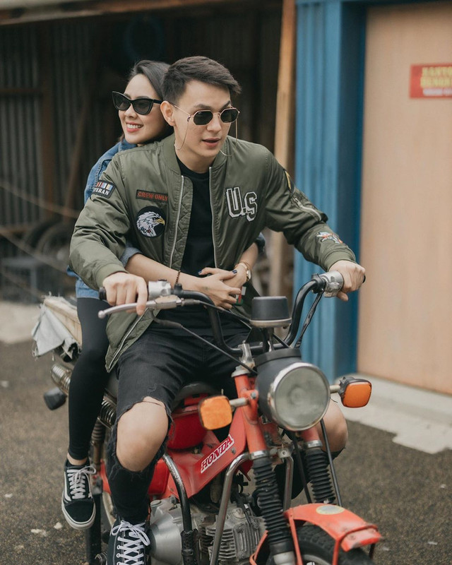 Pose mesra 7 seleb Tanah Air di atas motor, saingan Dilan dan Milea!