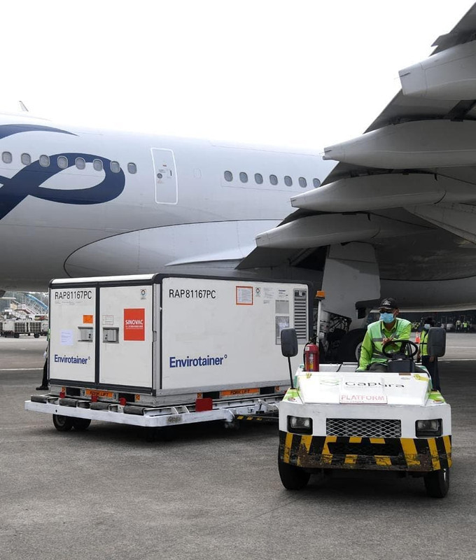 Sebanyak 10 juta dosis vaksin COVID-19 produksi Sinovac dalam bentuk bahan baku atau bulk tiba di Tanah Air, Minggu (20/06/2021) siang, melalui Bandar Udara Soekarno-Hatta, Tangerang, Banten.