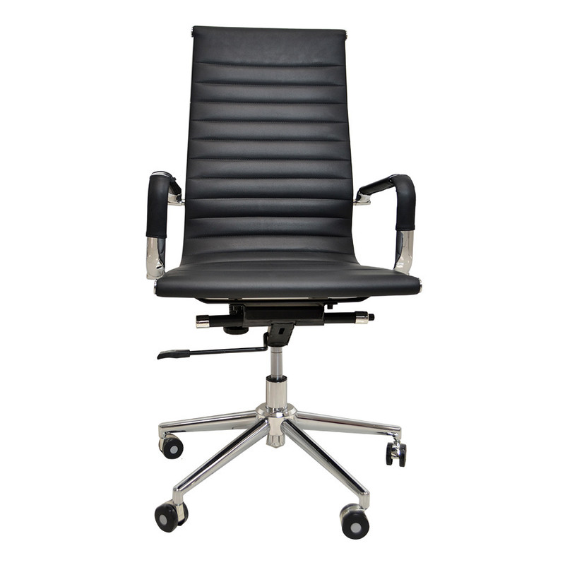Silla ejecutiva con asiento y respaldo alto de piel sintética negra, brazos acolchados y base de metal con ruedas.