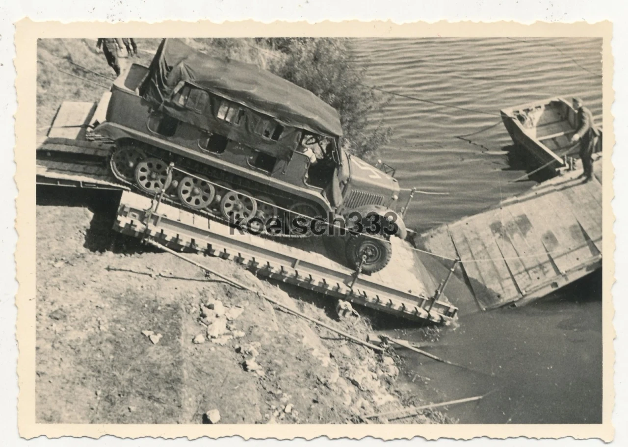 Foto Panzer Halbkette der Wehrmacht an Kriegsbrücke über die Seine in Frankreich (1)