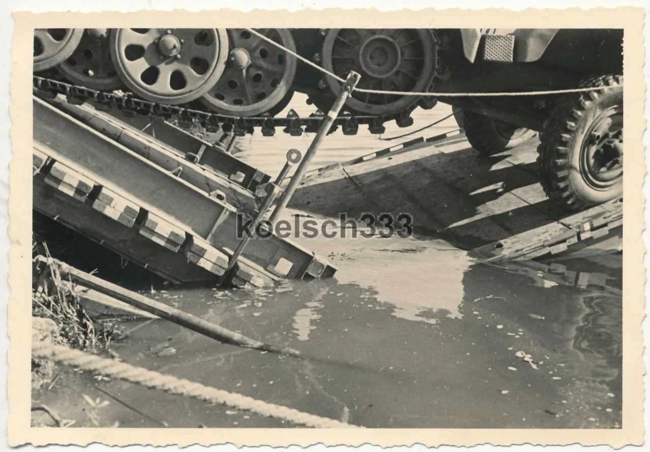 Foto Panzer Halbkette der Wehrmacht an Kriegsbrücke über die Seine in Frankreich (2)